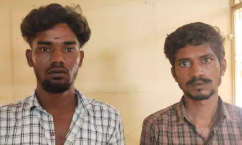 கஞ்சா பொட்டலங்கள் வைத்திருந்த 2 வாலிபர்கள் கைது