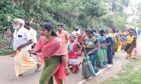 கூடலூர் சிவன்மலையில் சித்ரா பவுர்ணமியையொட்டி பக்தர்கள் கிரிவலம்