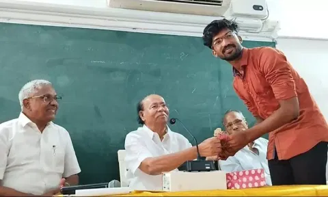 'தமிழில் பேசு' போட்டியில் வெற்றிபெற்றவருக்கு 4 கிராம் தங்ககாசு