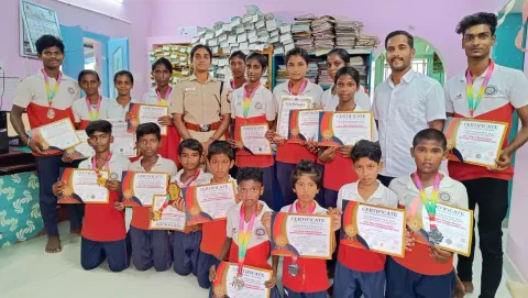 கராத்தே போட்டியில் வெற்றி பெற்ற மாணவர்களுக்கு பாராட்டு