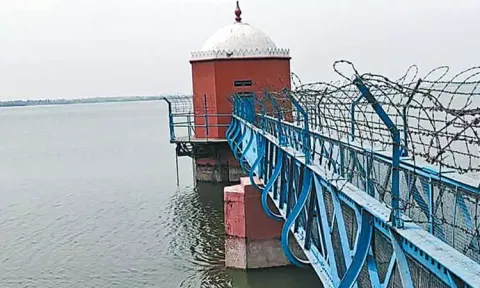 சோழவரம் ஏரியிலிருந்து புழல் ஏரிக்கு வினாடிக்கு 200 கன அடி தண்ணீர் திறப்பு