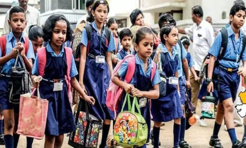 1 முதல் 5-ம் வகுப்பு வரை பள்ளிகள் திறப்பு - ரோஜாப்பூ, இனிப்புகள் வழங்கி வரவேற்பு