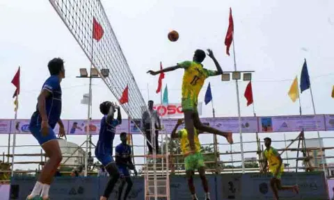 கரூரில், மாநில அளவிலான வாலிபால் போட்டி