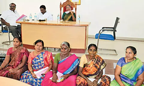 ஒன்றிய குழு தலைவர் பாரபட்சம் காட்டுவதாக புகார்: தி.மு.க., காங்கிரஸ் பெண் கவுன்சிலர்கள் தர்ணா