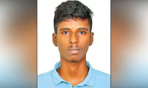 ஓடும் பஸ்சில் ஏற முயன்றபோது பரிதாபம்: பஸ் சக்கரத்தில் சிக்கி கல்லூரி மாணவர் பலி