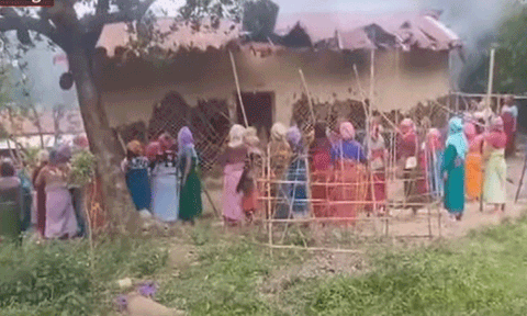 மணிப்பூர் கொடூரம் எதிரொலி: குற்றவாளியின் வீட்டை அடித்து நொறுக்கிய மெய்தி இன பெண்கள்.!