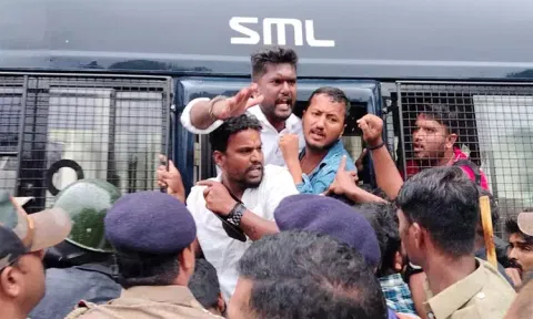 சிவமொக்காவில் துணை வேந்தரை கண்டித்து மாணவர் அமைப்பினர் கோஷம்
