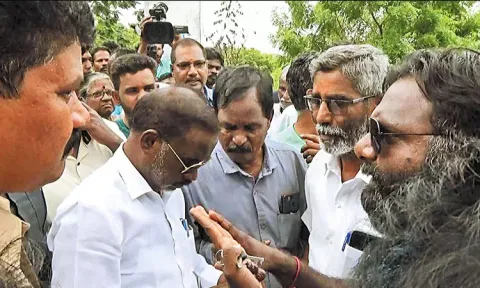 ஆளவந்தார் அறக்கட்டளை நிலத்தில் உள்ள வீடுகளை அகற்ற வந்த அதிகாரிகள் முற்றுகை