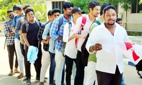 மலேசியா நாட்டில் இருந்து மகனை மீட்டு தர வேண்டும் -பெற்றோர் கலெக்டரிடம் மனு