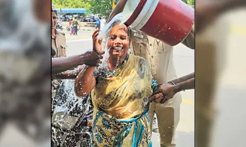 சென்னை கோட்டை முன்பு பெண் தீக்குளிக்க முயற்சி