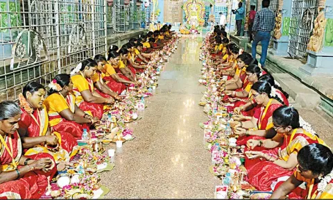 ஆடி மாத பவுர்ணமியையொட்டி பெரியபாளையம் பவானி அம்மன் கோவிலில் விளக்கு பூஜை