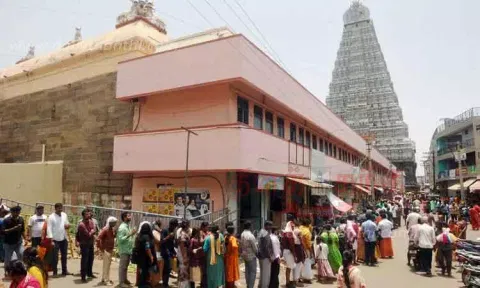 அருணாசலேஸ்வரர் கோவிலில் பக்தர்கள் கூட்டம் அலைமோதியது
