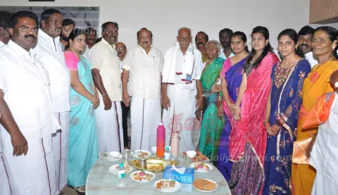 தர்மபுரி சட்டமன்ற தொகுதியில்தி.மு.க. மூத்த நிர்வாகிகளுக்கு பொற்கிழிஅமைச்சர் எம்.ஆர்.கே.பன்னீர்செல்வம் வழங்கினார்