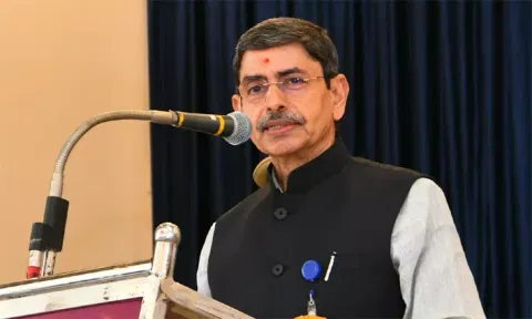 தமிழக அரசின் பொதுபாடத்திட்டம்..."பின்பற்ற வேண்டியதில்லை" - கவர்னரின் சுற்றறிக்கையால் பரபரப்பு