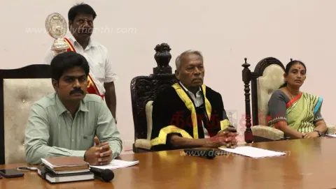 சேலம் மாநகராட்சி கூட்டம்:தி.மு.க., அ.தி.மு.க. கவுன்சிலர்கள் வாக்குவாதம்தர்ணாவில் ஈடுபட்டதால் பரபரப்பு