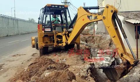 போக்குவரத்து நெரிசலை தவிர்க்க சென்னிமலை ரோடு- சாஸ்திரி நகர் மேம்பாலம் பகுதியில் சாலை விரிவாக்கம் பணி