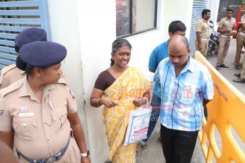 வீட்டை அபகரிக்க முயற்சி நடப்பதாக புகார்: ஒரே குடும்பத்தில் 4 பேர் தீக்குளிக்க முயற்சி-சேலம் கலெக்டர் அலுவலகத்தில் பரபரப்பு