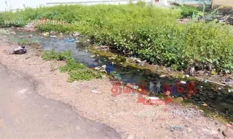 தேங்கி நிற்கும் கழிவுநீரால் பொதுமக்கள் அவதி