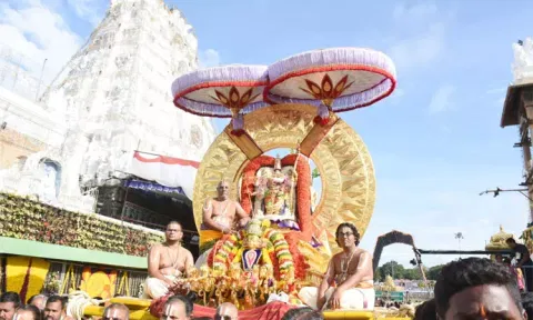 திருப்பதியில் பிரம்மோற்சவ விழாவையொட்டி சூரியபிரபை வாகனத்தில் ஏழுமலையான் வீதியுலா