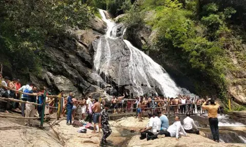 குரங்கு நீர்வீழ்ச்சியில் குவிந்த சுற்றுலா பயணிகள்