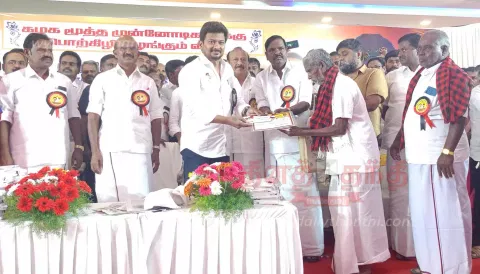 மூத்த முன்னோடிகள் 1,588 பேருக்கு பொற்கிழி