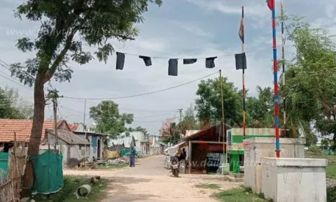 சுடுகாட்டு பாதையை சீரமைக்கக்கோரி கருப்பு கொடி கட்டி போராட்டம்
