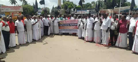 விவசாயிகள் கருப்புக்கொடி ஏந்தி ஆர்ப்பாட்டம்