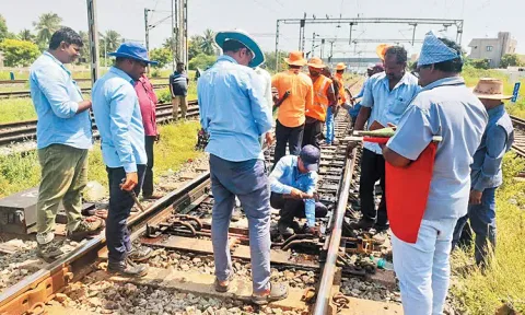 கடம்பத்தூர் அருகே சிக்னல் கோளாறால் ரெயில் போக்குவரத்து பாதிப்பு