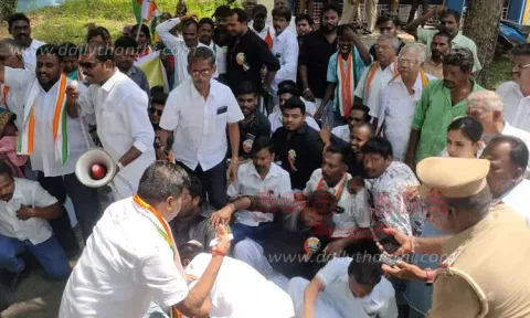 முதன்மை கல்வி அலுவலகத்தை காங்கிரசார் முற்றுகை