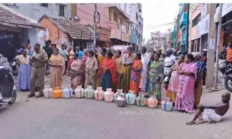 குடிநீர் கேட்டு காலிக்குடங்களுடன் பெண்கள் மறியல்