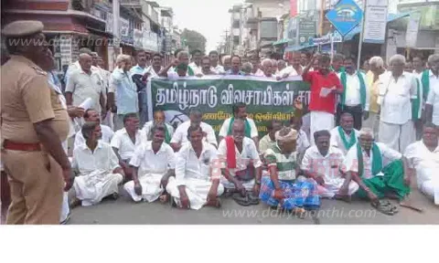 பயிர் காப்பீட்டு தொகையை வழங்கக்கோரி விவசாயிகள் மறியல்