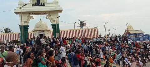 கன்னியாகுமரியில் குவிந்த சுற்றுலா பயணிகள்
