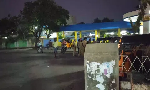 இருளில் மூழ்கிய கே.வி.குப்பம் பஸ் நிலையம்