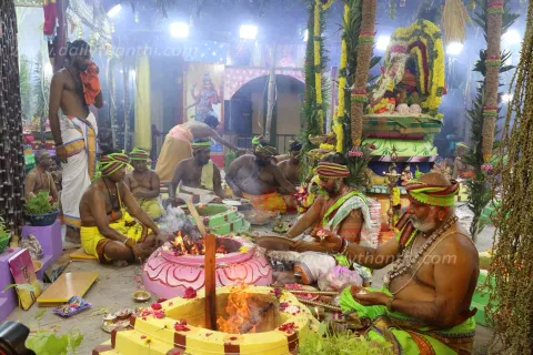 சேலம் கோட்டை மாரியம்மன் கோவிலில் யாகசாலை பூஜைகள் தொடங்கின