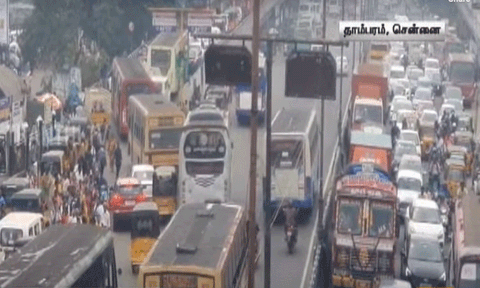 மின்சார ரெயில்கள் ரத்து: பேருந்துகளில் அலைமோதும் கூட்டம் - ஸ்தம்பிக்கும் சென்னை சாலைகள்