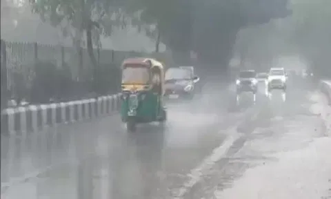 மக்களுக்கு ஆறுதல் அளித்த மழை.. டெல்லியில் காற்று மாசு, புகை மூட்டம் சற்று தணிந்தது