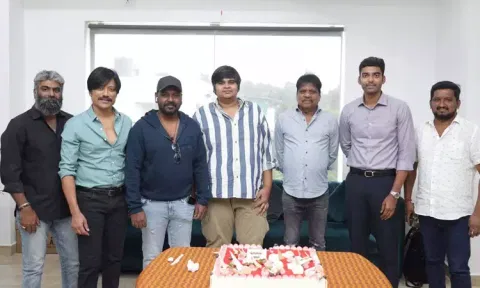 'ஜிகர்தண்டா டபுள் எக்ஸ்' வெற்றியைக் கேக் வெட்டி கொண்டாடிய படக்குழு