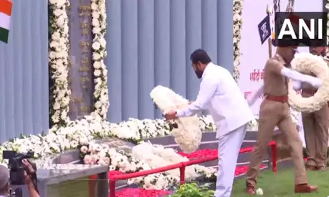 மும்பை பயங்கரவாத தாக்குதல்; 15-வது நினைவு தினத்தில் ஏக்நாத் ஷிண்டே மரியாதை
