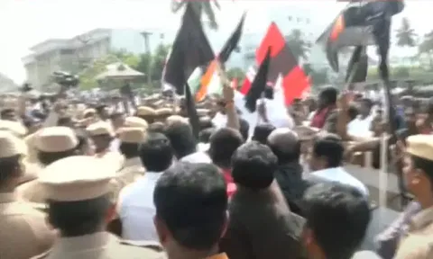 சேலத்தில் கவர்னருக்கு எதிராக கருப்புக்கொடி காட்டி போராட்டம் நடத்தியவர்கள் கைது!