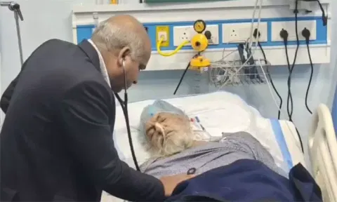 குண்டும் குழியுமான சாலையில் சென்ற ஆம்புலன்ஸ்: இறந்த நபர் உயிர் பிழைத்த அதிசயம்
