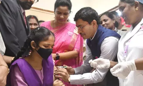 பெண் குழந்தைகளுக்கு கர்ப்பப்பை புற்றுநோயை தடுப்பதற்கான தடுப்பூசி - நிர்மலா சீதாராமன்