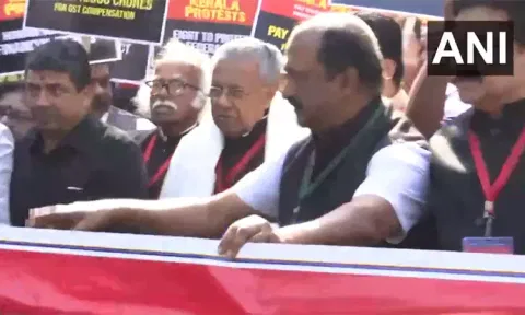 மத்திய அரசை கண்டித்து டெல்லியில் கேரள முதல்-மந்திரி பினராயி விஜயன் போராட்டம்