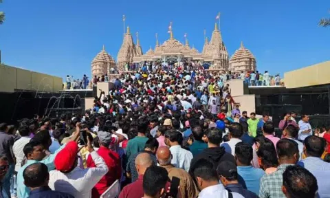 அபுதாபி இந்து கோவிலில் குவியும் பக்தர்கள் கூட்டம்; நெரிசலை கட்டுப்படுத்த புதிய முன்பதிவு முறை அறிவிப்பு