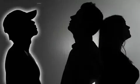தாயின் கள்ளக்காதலன் படுகொலை: 17 வயது மகன் வெறிச்செயல்