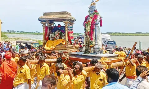 தனுஷ்கோடி கோதண்டராமர் கோவிலில் விபீஷணருக்கு பட்டாபிஷேகம்