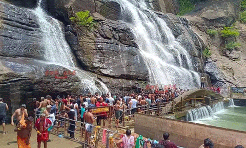 குற்றாலத்தில் குவிந்த சுற்றுலா பயணிகள்.. ஆர்ப்பரிக்கும் அருவியில் குளித்து மகிழ்ச்சி