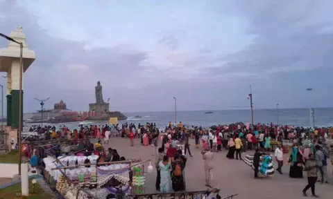வார விடுமுறை: கன்னியாகுமரியில் குவிந்த சுற்றுலா பயணிகள்