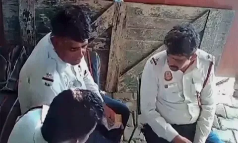 டெல்லி: சிரித்துக்கொண்டே லஞ்சத்தொகையை பிரித்து கொண்ட காவலர்கள்; கவர்னர் அதிரடி