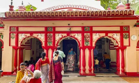 வங்காளதேசம்: ஹசீனா அரசு கவிழ்ந்த பின்னர் இந்து கோவிலுக்கு காவலாக நின்ற முஸ்லிம்கள்