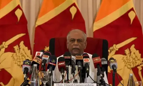 இலங்கை பிரதமர் பதவியை ராஜினாமா செய்தார் தினேஷ் குணவர்த்தனே